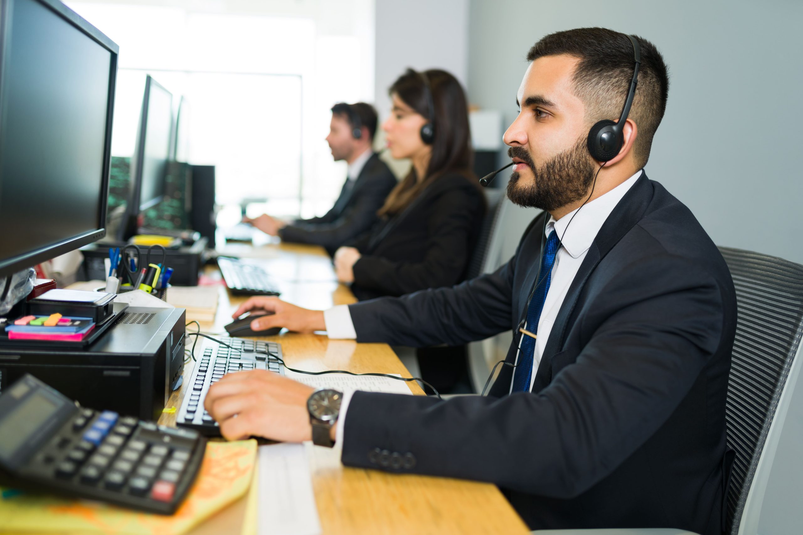 attractive-latin-executive-offering-customer-service-with-headset-offering-tech-support-busy-call-center (2)